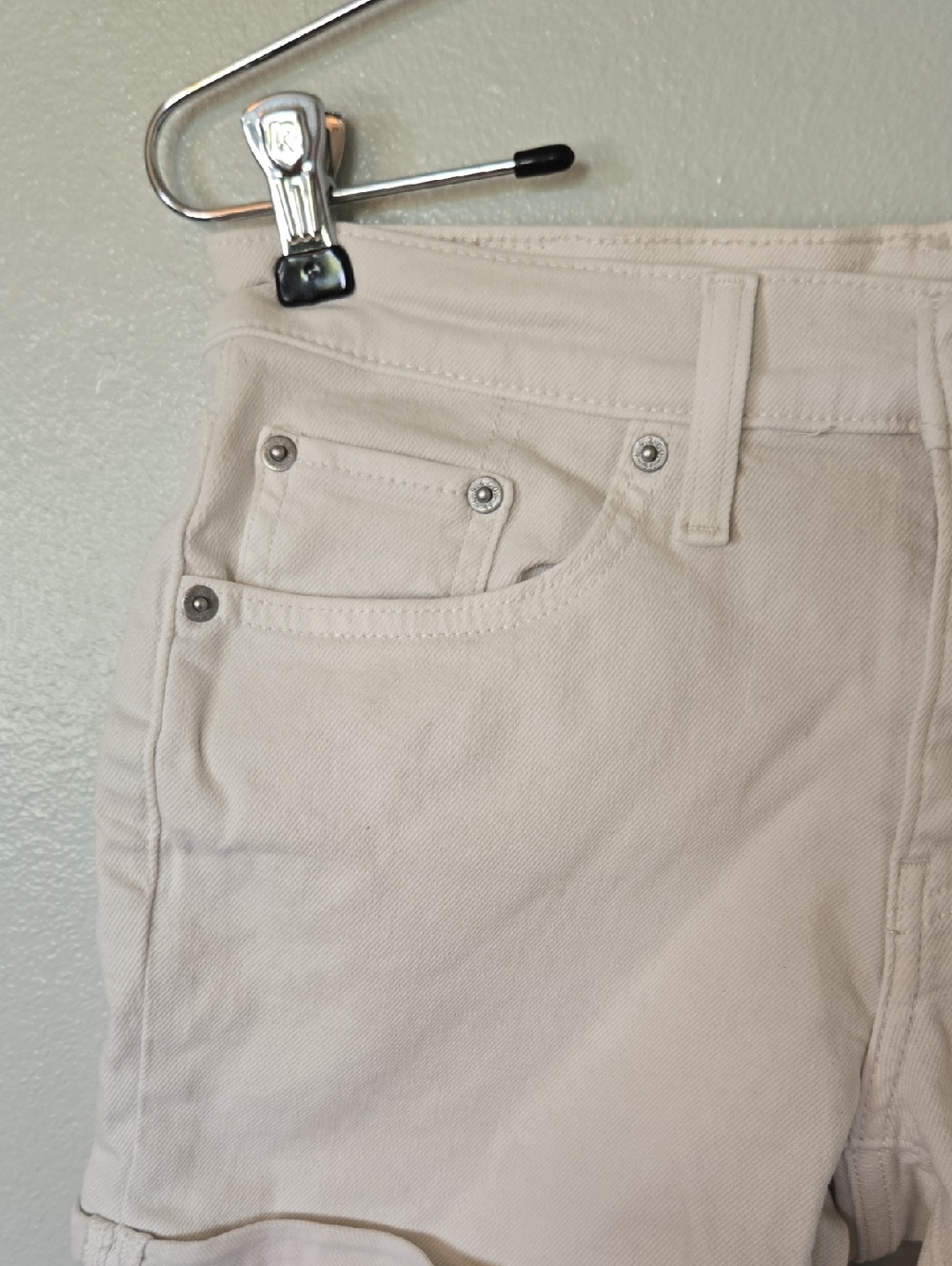 Levi's | Off White Cuffed 4" Denim Shorts Size 27 - Picture 4 of 10